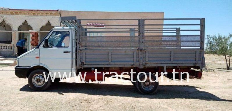 À vendre Camion plateau avec ridelles Iveco Daily 35.10 complet