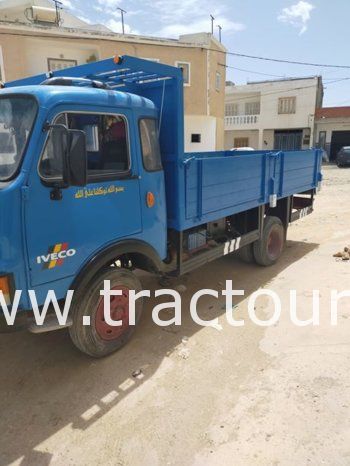 À vendre Camion plateau avec ridelles OM 40 complet