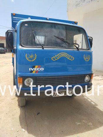 À vendre Camion plateau avec ridelles OM 40 complet