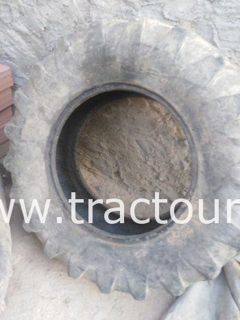 À vendre 2 pneus agricoles Stip 18.4-30 avec kiswa complet