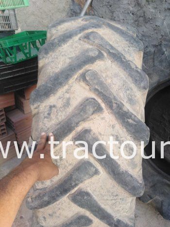À vendre 2 pneus agricoles Stip 18.4-30 avec kiswa complet