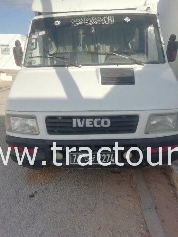 À vendre Camion fourgon Iveco Daily 35.8 complet