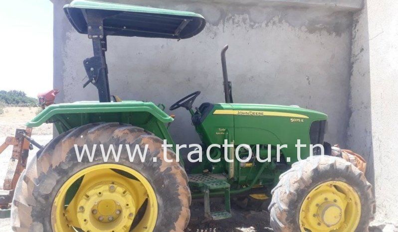 À vendre Tracteur John Deere 5075E avec charrue à 2 socs, déchaumeuse  à 9 disques, canadienne à 11 dents et pulvérisateur 400 litres complet