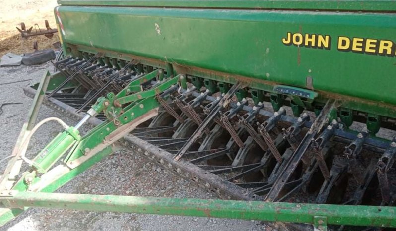 À vendre Semoir conventionnel à disques John Deere 450 complet
