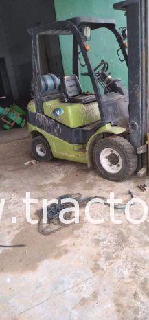 À vendre Chariot élévateur à gaz Clark 3 Tonnes complet