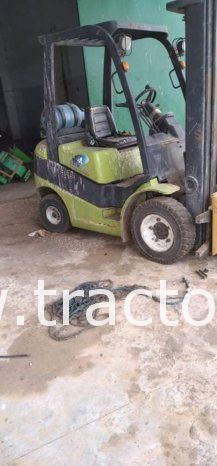 À vendre Chariot élévateur à gaz Clark 3 Tonnes complet