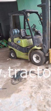 À vendre Chariot élévateur à gaz Clark 3 Tonnes complet