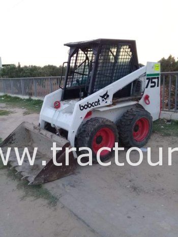 À vendre Chargeuse compacte avec godet Bobcat 751 complet