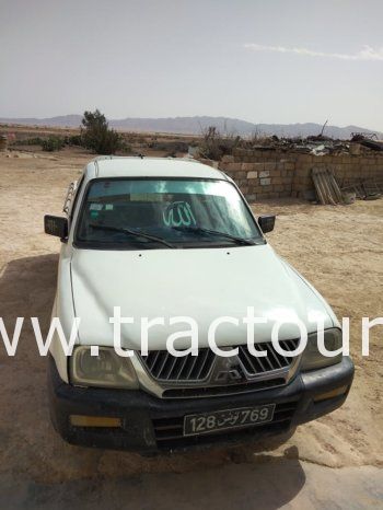 À vendre Camionnette 2 portes avec benne Mitsubishi L200 complet