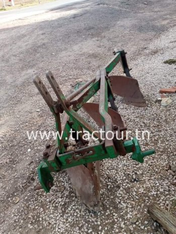 À vendre Charrue à 3 socs complet