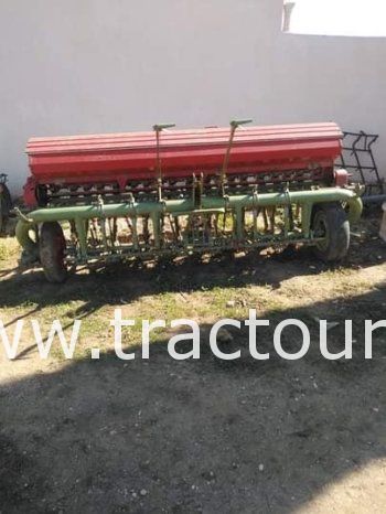 À vendre Semoir conventionnel à dents Nodet avec pulvérisateur 400 litres complet