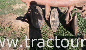 À vendre Charrue à 3 disques Massey Ferguson complet