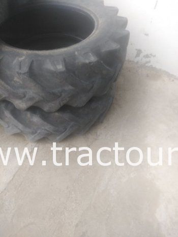À vendre 2 pneus tracteur 12.4-24 complet
