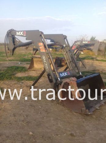 À vendre Chargeur Frontal pour tracteur MX 75u complet