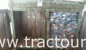 À vendre Presse à coffre pour recyclage du plastique complet