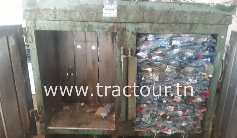 À vendre Presse à coffre pour recyclage du plastique complet