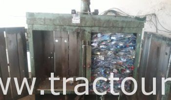 À vendre Presse à coffre pour recyclage du plastique complet