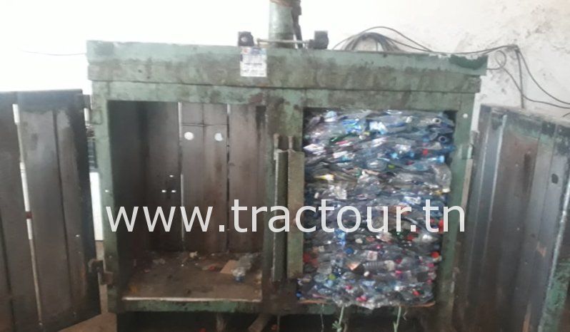 À vendre Presse à coffre pour recyclage du plastique complet