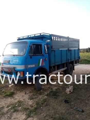 À vendre Camion plateau avec ridelles OM 40 complet