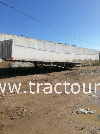À vendre 2 Semi-remorques plateau sans ridelles 30 tonnes Sicame complet