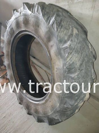 À vendre 2 pneus tracteur Taurus 12.4 R24 complet