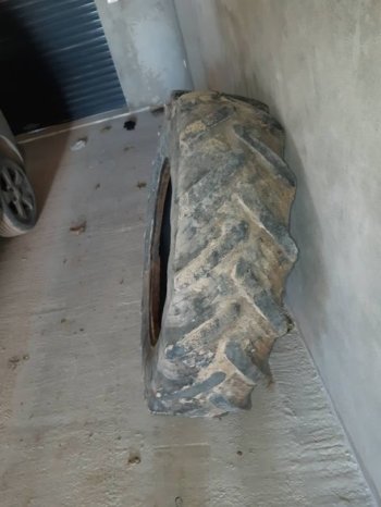 À vendre 2 pneus tracteur Taurus 12.4 R24 complet
