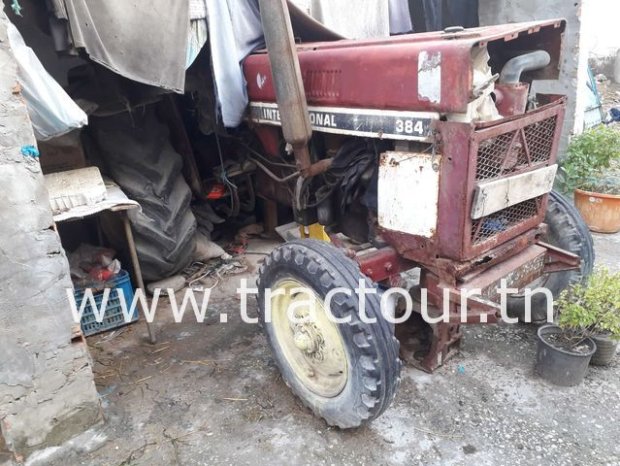 À vendre 2 Tracteurs International 384 un en marche et l’autre en panne mbayel complet