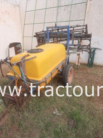 À vendre 2 Pulvérisateurs trainés capacité 1500 litres  et largeur 16 mètres complet
