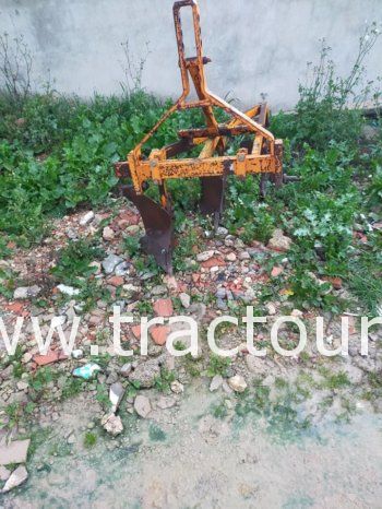 À vendre Charrue à 3 socs MIG-Huard complet