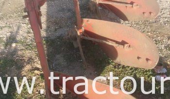 À vendre Charrue à 3 socs complet