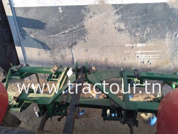 À vendre Tracteur Massey Ferguson 135 avec canadienne 9 dents complet
