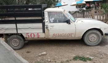 À vendre Camionnette 2 portes avec benne Peugeot 504 complet