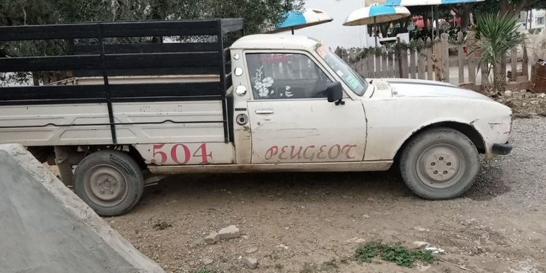 À vendre Camionnette 2 portes avec benne Peugeot 504 complet