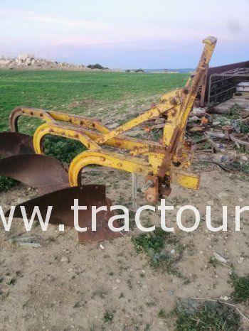 À vendre Charrue à 3 socs MIG-Huard complet