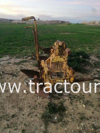 À vendre Charrue à 3 socs MIG-Huard complet
