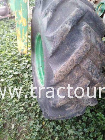 À vendre Pneu moissonneuse batteuse 23.1/18-26 complet
