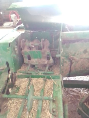 À vendre Presse à paille – Brissa John Deere 342 A complet