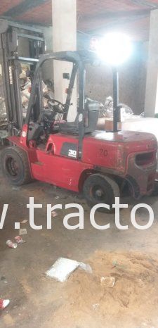 À vendre Chariot élévateur diesel Nissan 3 tonnes complet