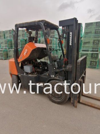 À vendre Chariot élévateur diesel 3 tonnes Doosan 30 (2013) complet