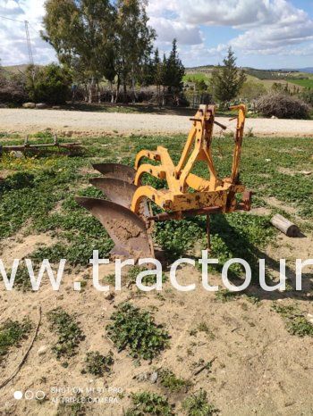 À vendre Tracteur Fiat – New Holland 80-66S avec presse à paille Deutz et Charrue à 3 socs Huard complet