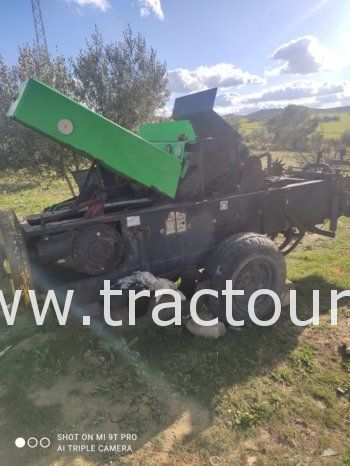 À vendre Tracteur Fiat – New Holland 80-66S avec presse à paille Deutz et Charrue à 3 socs Huard complet