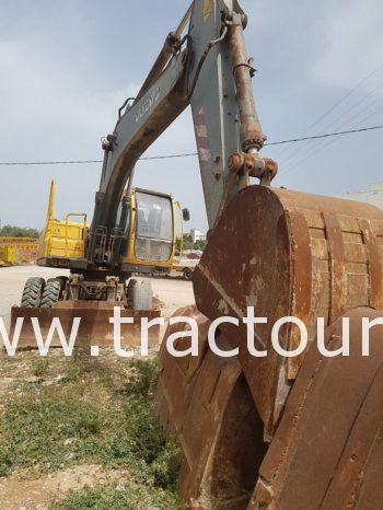 À vendre Pelle sur pneus avec godet Volvo (2009) complet