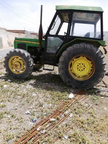À vendre Tracteur avec cabine John Deere 2300 complet