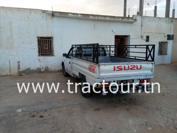 À vendre Camionnette 2 portes avec benne Isuzu 2.5D complet