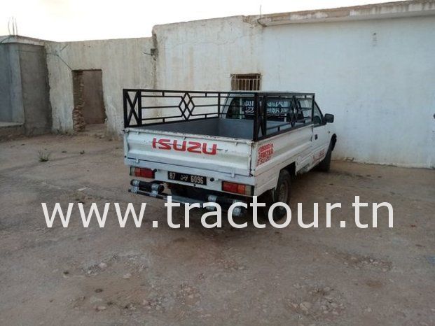 À vendre Camionnette 2 portes avec benne Isuzu 2.5D complet