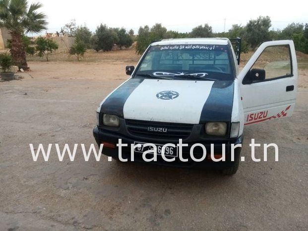 À vendre Camionnette 2 portes avec benne Isuzu 2.5D complet