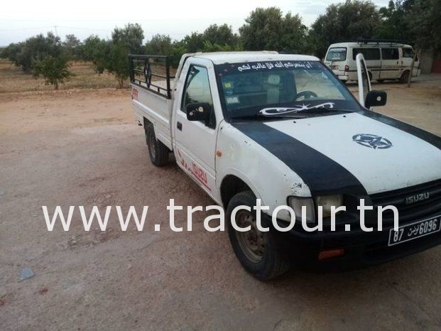 À vendre Camionnette 2 portes avec benne Isuzu 2.5D complet