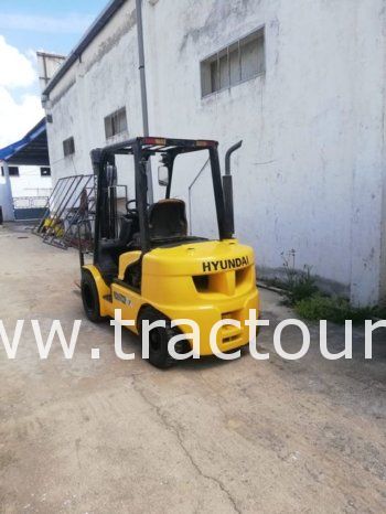 À vendre Chariot élévateur diesel Hyundai 3 tonnes avec carte grise (2014) complet