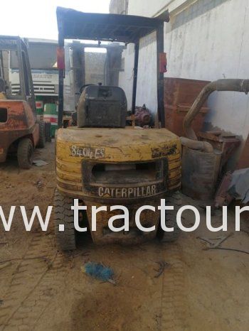 À vendre Chariot élévateur diesel Caterpillar DP30N avec carte grise (2000) complet
