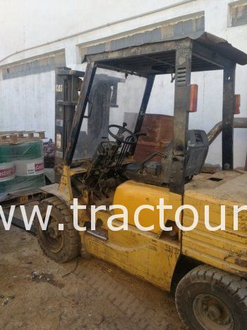 À vendre Chariot élévateur diesel Caterpillar DP30N avec carte grise (2000) complet
